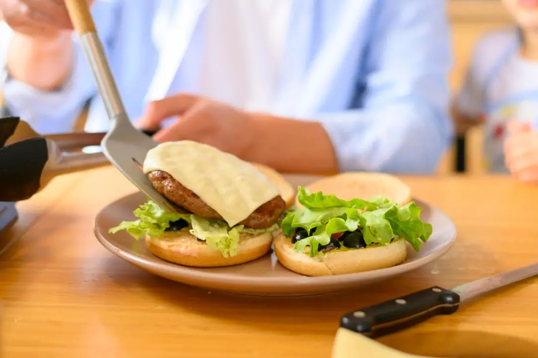 Receita de Hambúrguer Caseiro para Relembrar os Melhores Lanches em Família