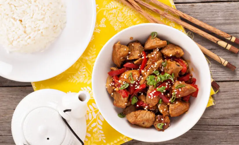 Frango Xadrez Receita Oriental de Família Para um Almoço Cheio de Cor e Sabor