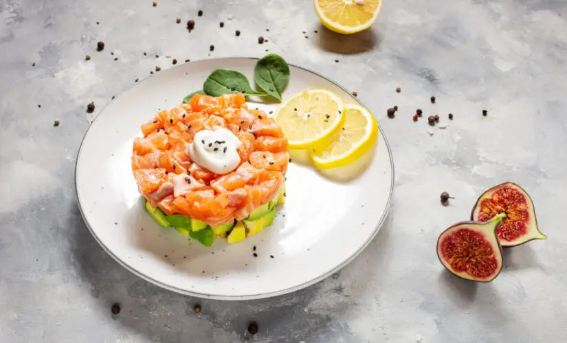 Tartar de salmão fresco que combina leveza, sabor e sofisticação