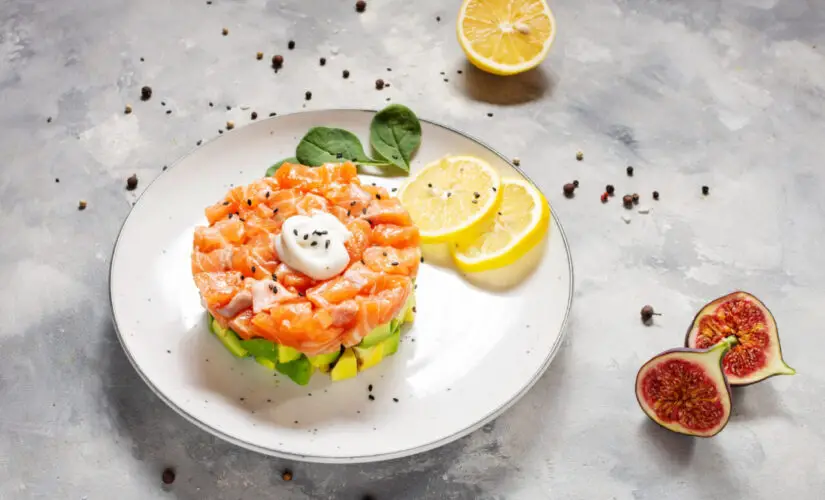 Tartar de salmão fresco que combina leveza, sabor e sofisticação