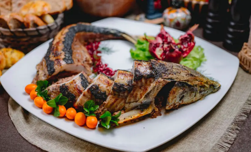 Peixe Assado no Forno com Limão e Ervas Igual ao Almoço de Domingo na Praia com a Família