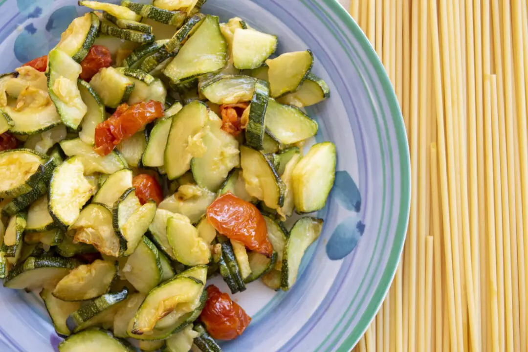 Abobrinha refogada simples, leve e temperada com alho e azeite. Receita rápida e saudável para o dia a dia. Clique no link!