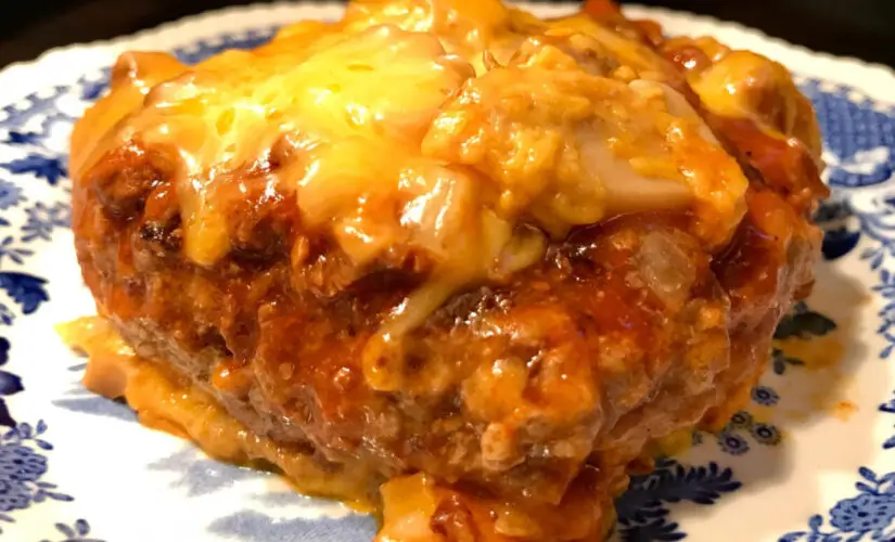 Parmegiana de Carne Suculenta com Molho e Queijo Derretido Para um Almoço Inesquecível