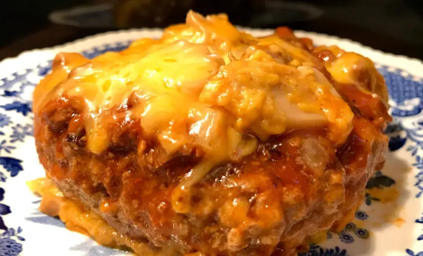 Parmegiana de Carne Suculenta com Molho e Queijo Derretido Para um Almoço Inesquecível