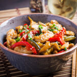 Frango Xadrez Oriental com Legumes Crocantes e Molho Agridoce