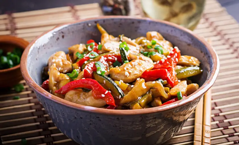 Frango Xadrez Oriental com Legumes Crocantes e Molho Agridoce