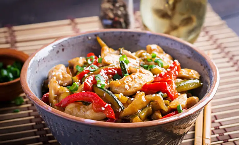 Frango Xadrez Oriental com Legumes Crocantes e Molho Agridoce