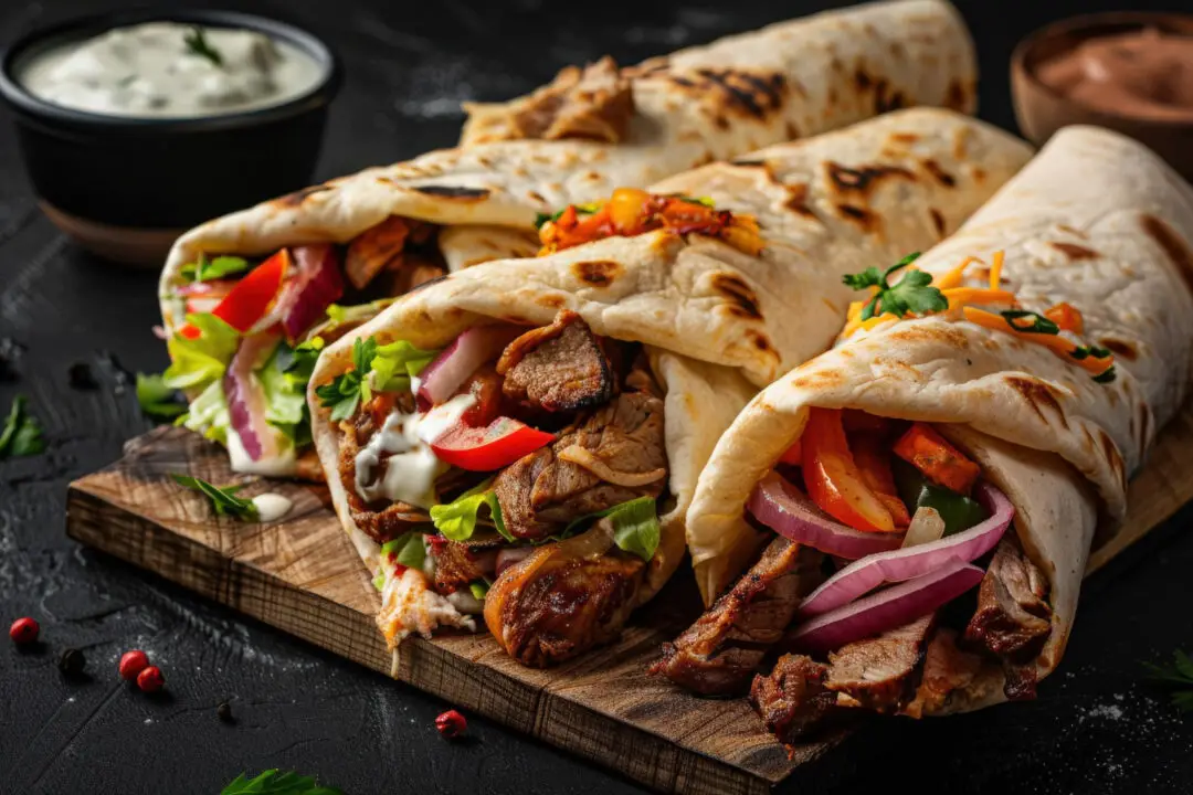 Shawarma Caseiro Suculento com Molho Cremoso Para um Lanche Árabe Cheio de Sabor