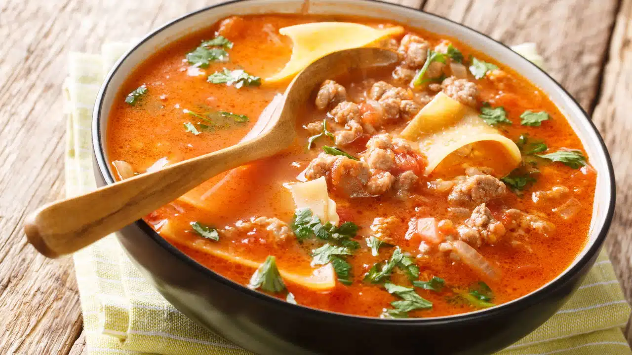 Sopa de Lasanha mais viral do tik tok você vai querer fazer Créditos: depositphotos.com / lenyvavsha