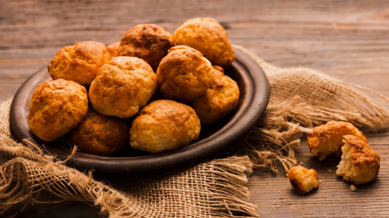 Bolinho de chuva é aquele carinho quentinho que lembra tarde chuvosa na casa da vó