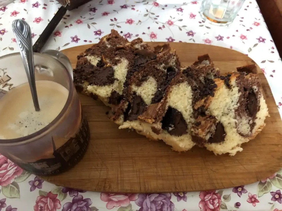 Bolo mesclado de liquidificador é aquele clássico de vó com sabor de infância e cheiro de casa cheia