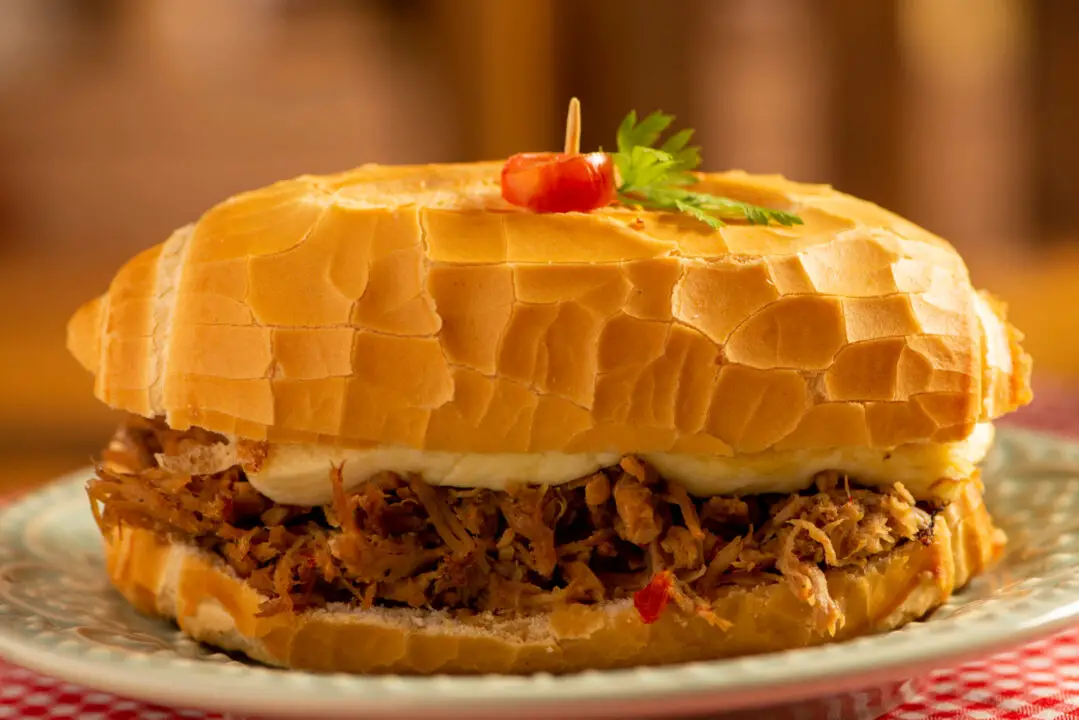Buraco Quente de Carne Moída com Pão Francês Para um Lanche Rápido e Delicioso