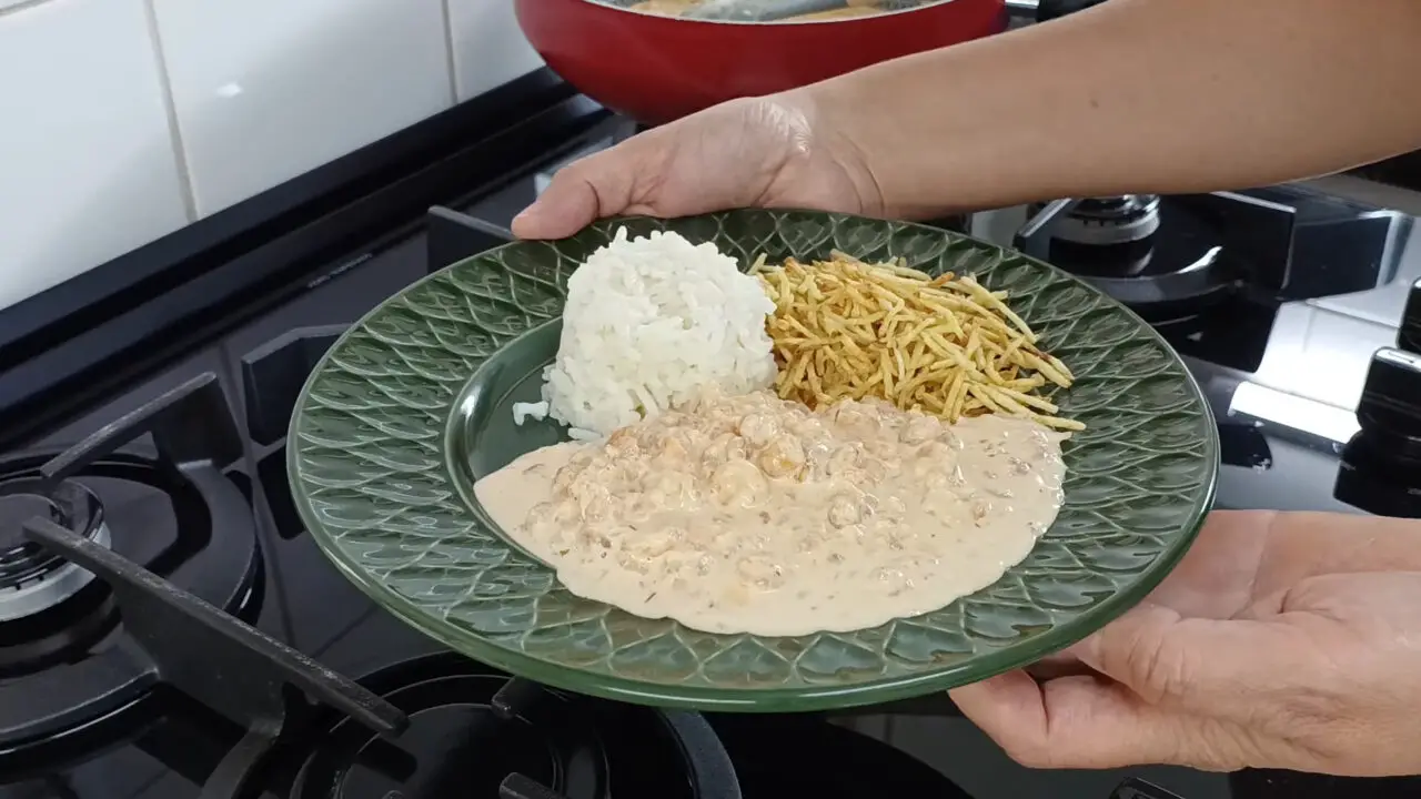 Estrogonofe de Camarão Cremoso com Toque Sofisticado para Refeições Especiais