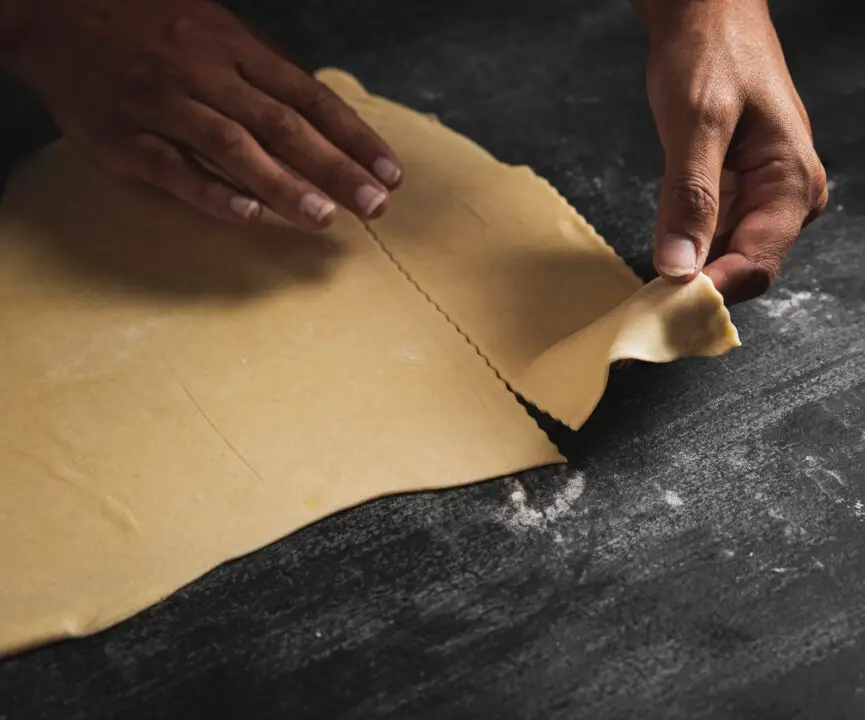 Massa de pastelão é aquele segredo caseiro que abraça o recheio e faz sucesso na mesa da família