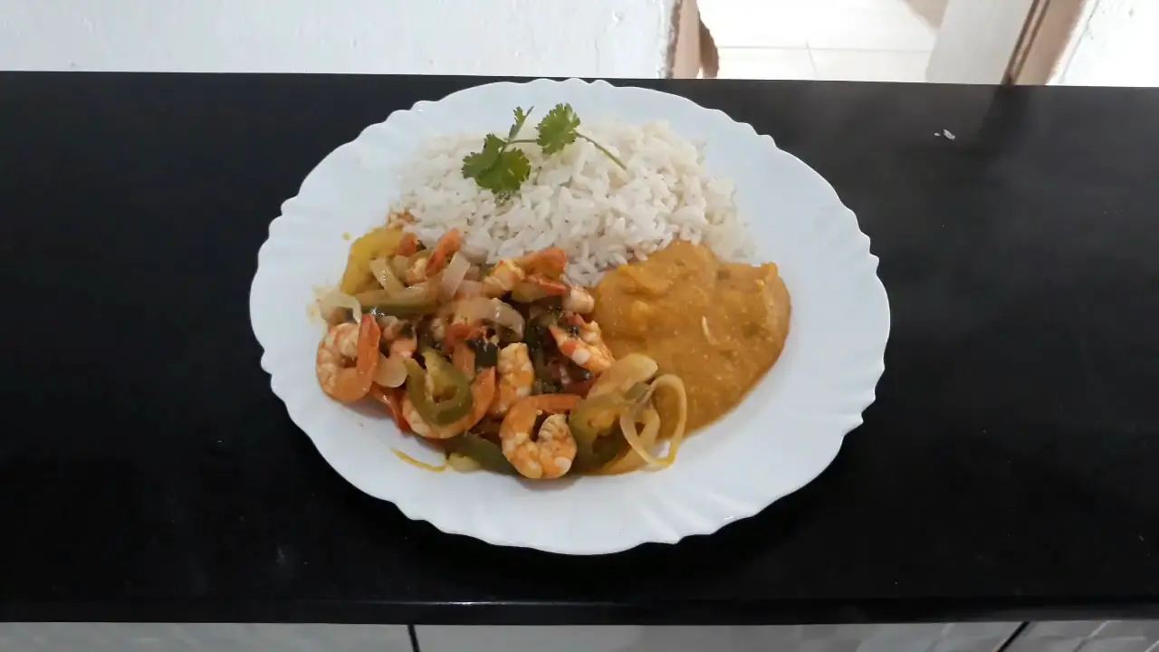 Moqueca de Camarão Receita com Sabor de Litoral e Memórias Afetivas
