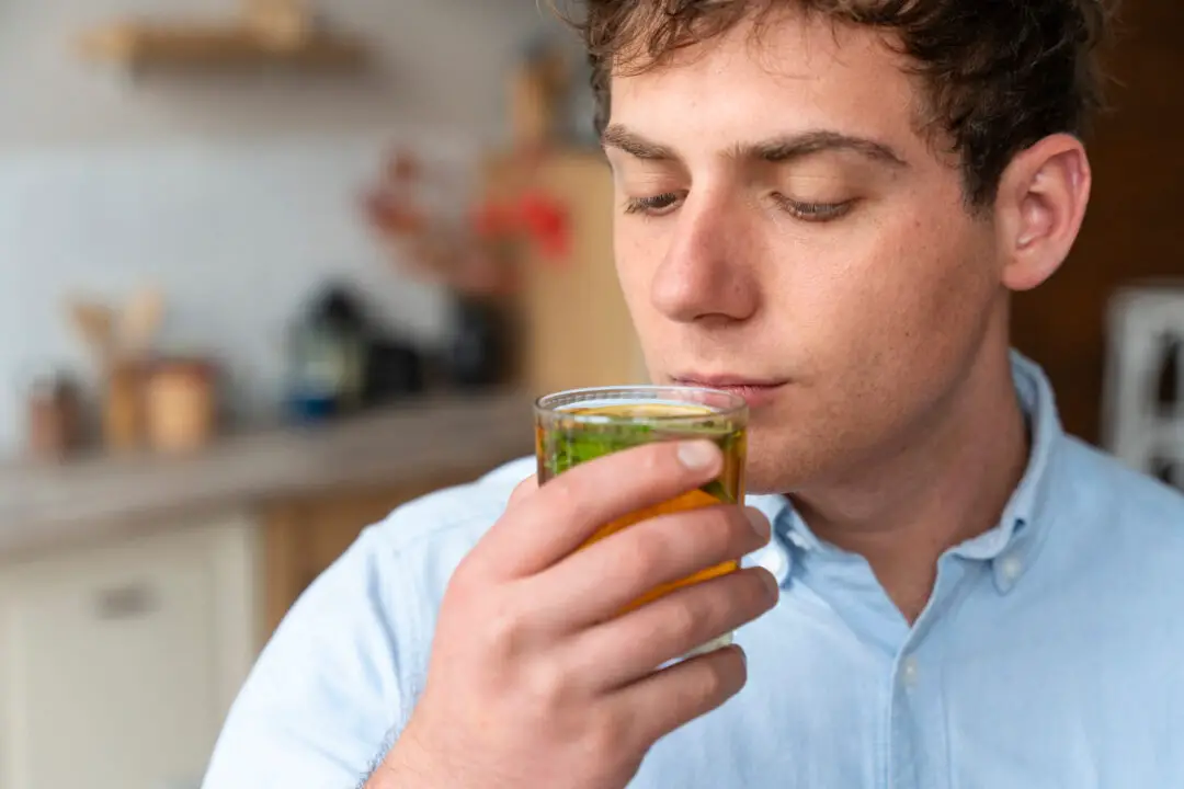 Receita de Chá para Tosse Seca para Lembrar o Cuidado das Vovós