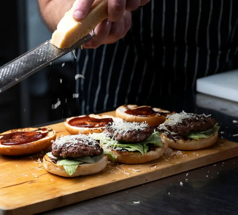 Receita de Hambúrguer Caseiro para Relembrar os Melhores Lanches em Família