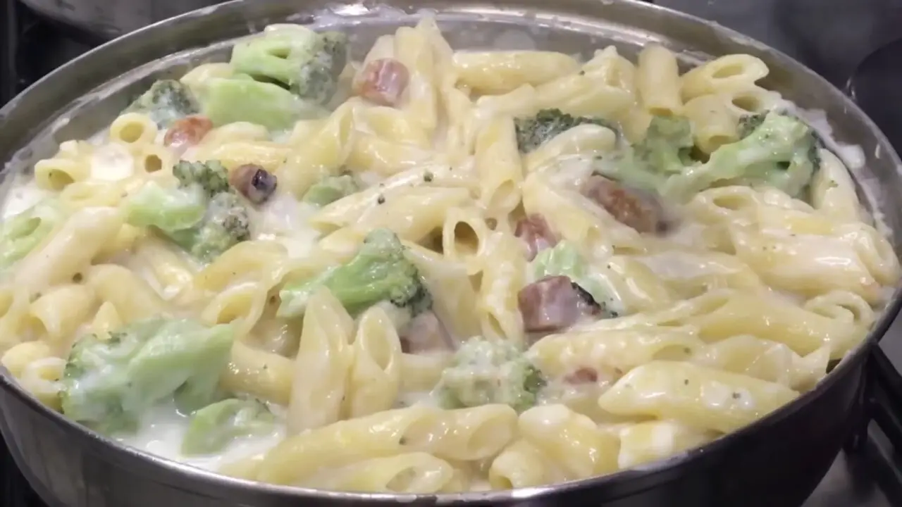 Receita de Macarrão ao Molho Branco para Relembrar Almoços de Domingo em FamíliaReceita de Macarrão ao Molho Branco para Relembrar Almoços de Domingo em Família