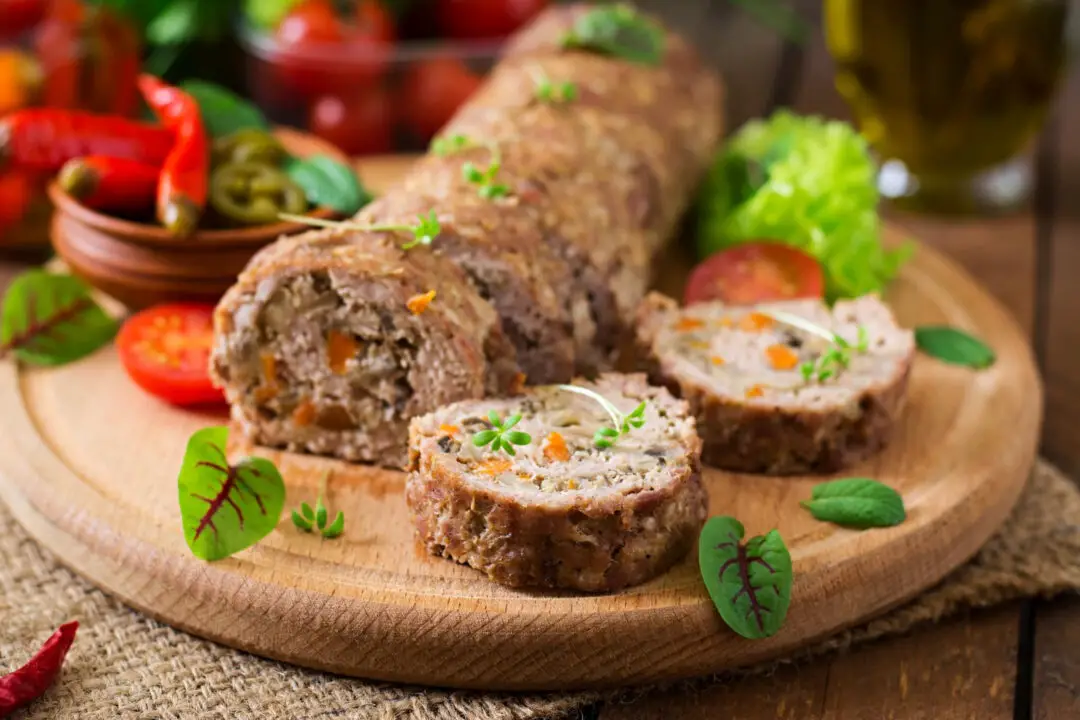 Rocambole de Carne Moída Recheado Que Traz Sabor de Casa de Mãe
