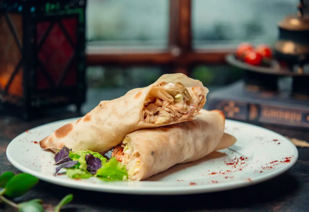 Shawarma Caseiro Suculento com Molho Cremoso Para um Lanche Árabe Cheio de Sabor