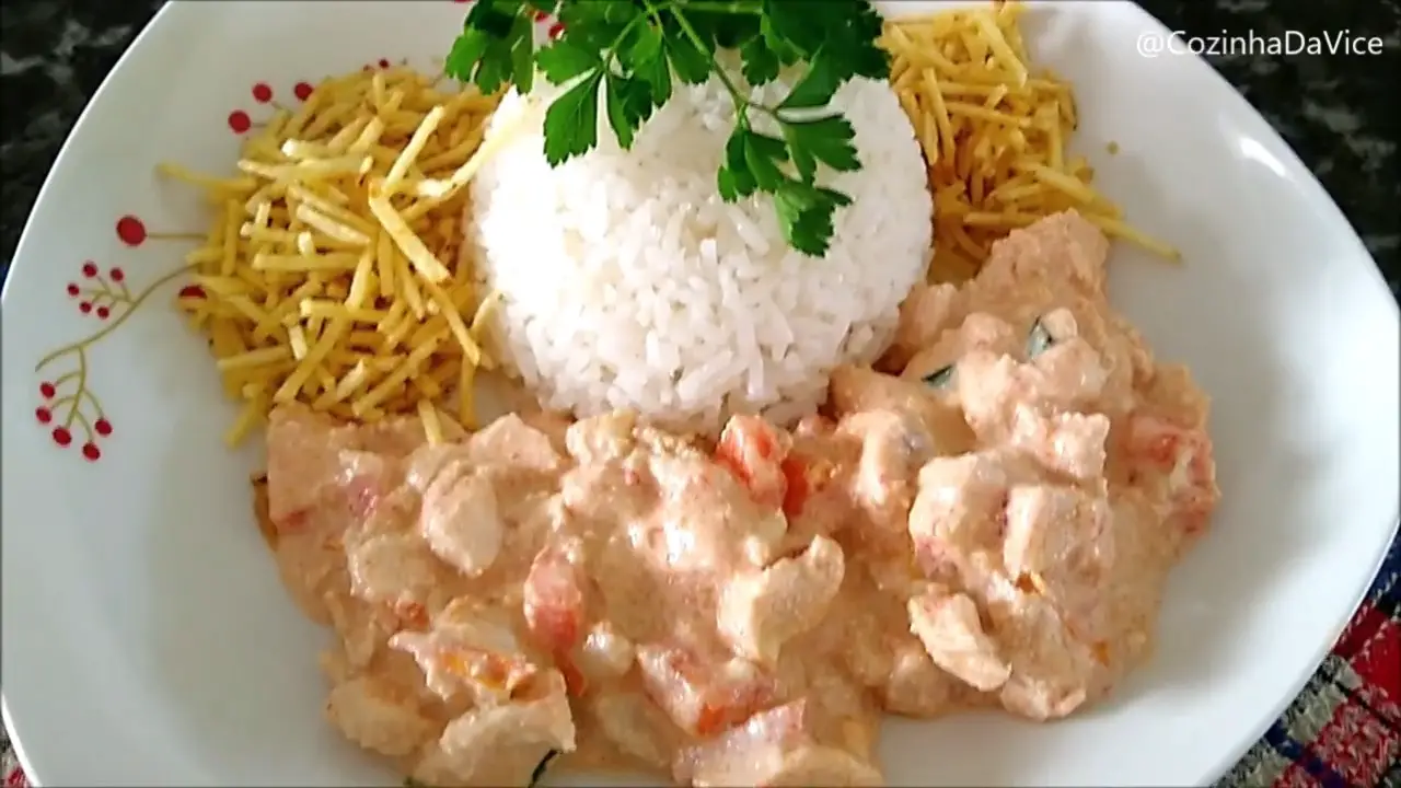 Strogonoff de Frango Sabor de Família e Almoços Especiais