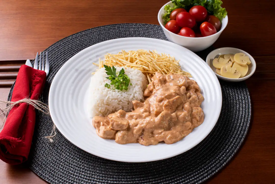 Strogonoff de Frango Sabor de Família e Almoços Especiais