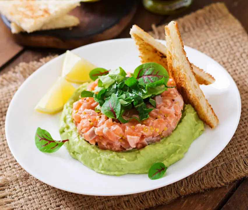 Tartar de Salmão Fresco com Toque Cítrico e Elegância para Servir Gelado
