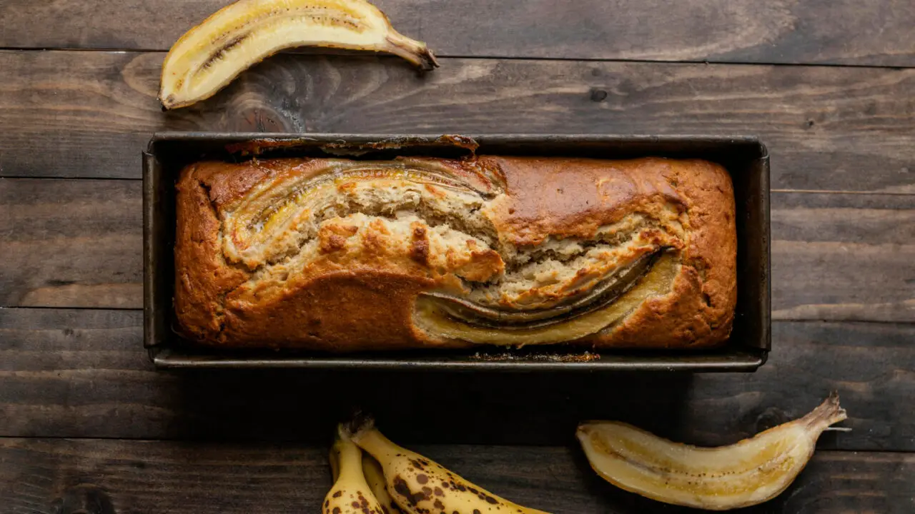 Bolo de banana com aveia 3 ingredientes é aquele lanche rápido com gosto de infância e nutrição caseira