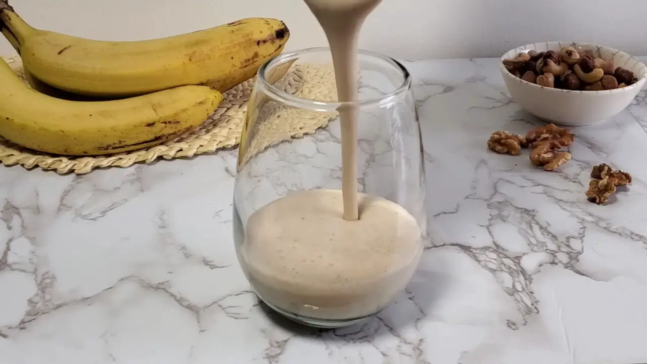 Vitamina de Banana Cremosa, Nutritiva e Clássica Igual à das Tardes com a Família