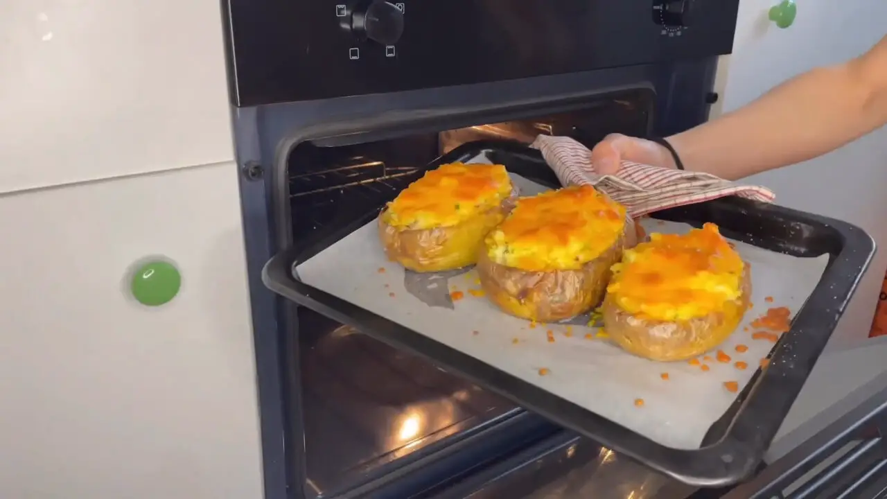 Batata Recheada com Bacon e Queijo Assada no Forno de Forma Cremosa e Crocante