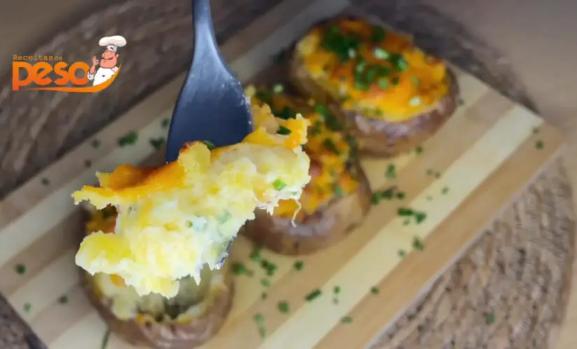 Batata Recheada com Bacon e Queijo Assada no Forno de Forma Cremosa e Crocante