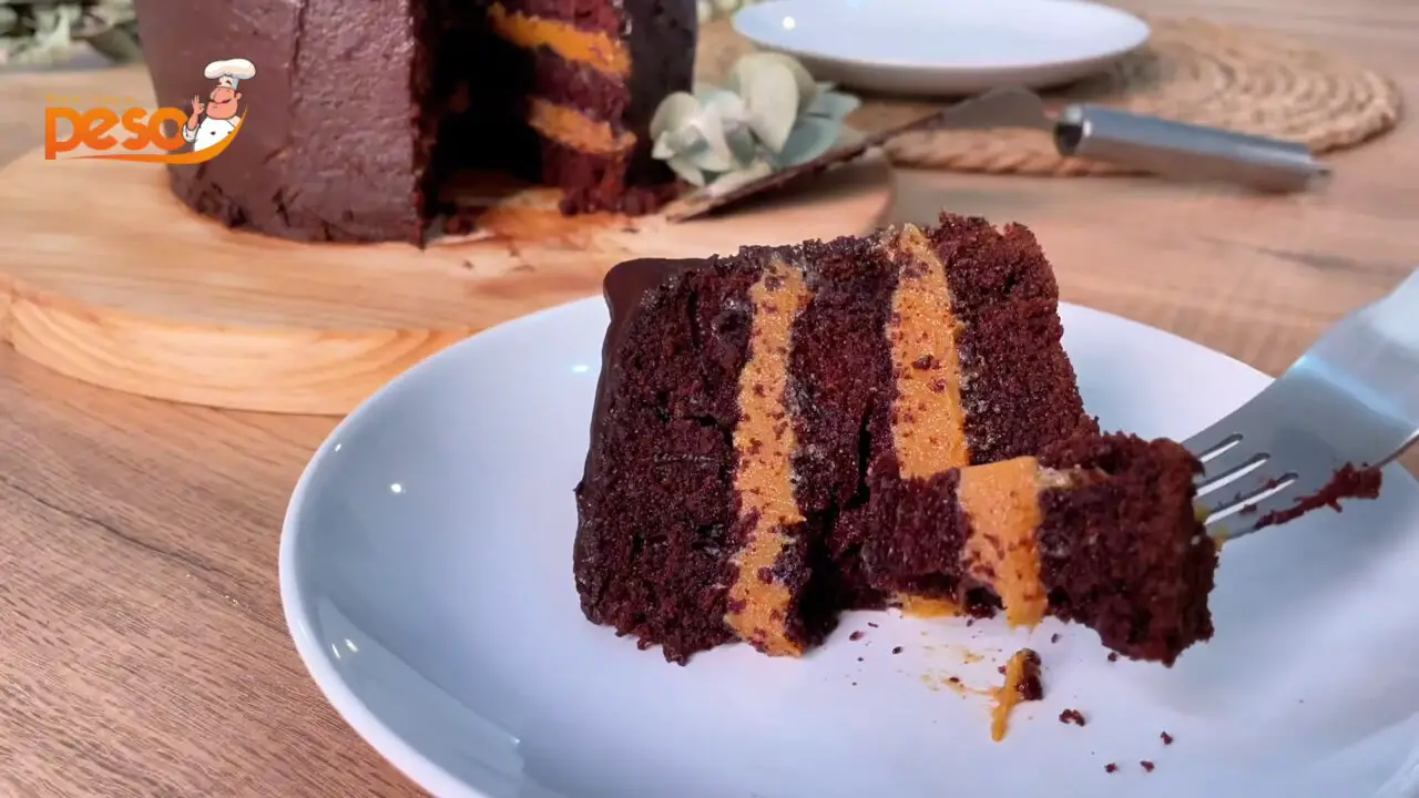 Bolo de Chocolate com Caramelo Salgado Receita que Abraça o Coração e Surpreende no Sabor