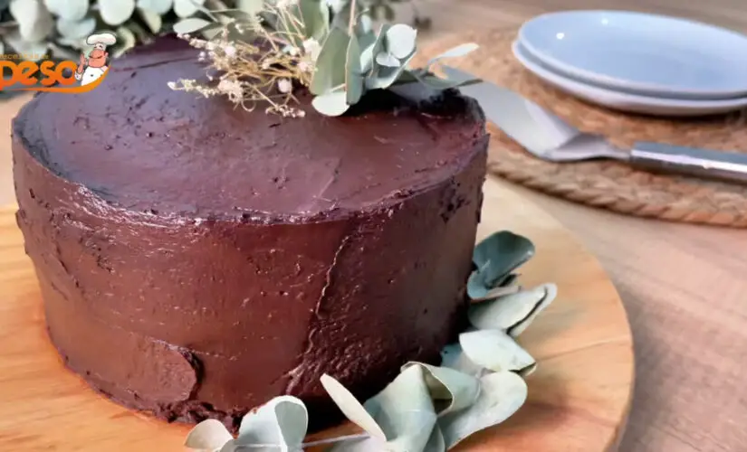 Bolo de Chocolate com Caramelo Salgado Receita que Abraça o Coração e Surpreende no Sabor