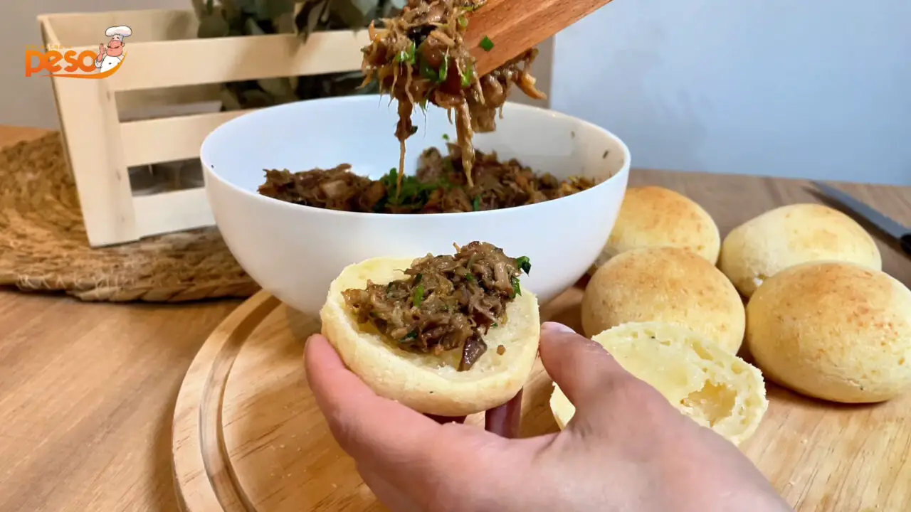 Sanduíche de Pão de Queijo com Costelinha Desfiada Receita Mineira que Surpreende em Cada Mordida