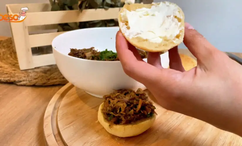 Sanduíche de Pão de Queijo com Costelinha Desfiada Receita Mineira que Surpreende em Cada Mordida