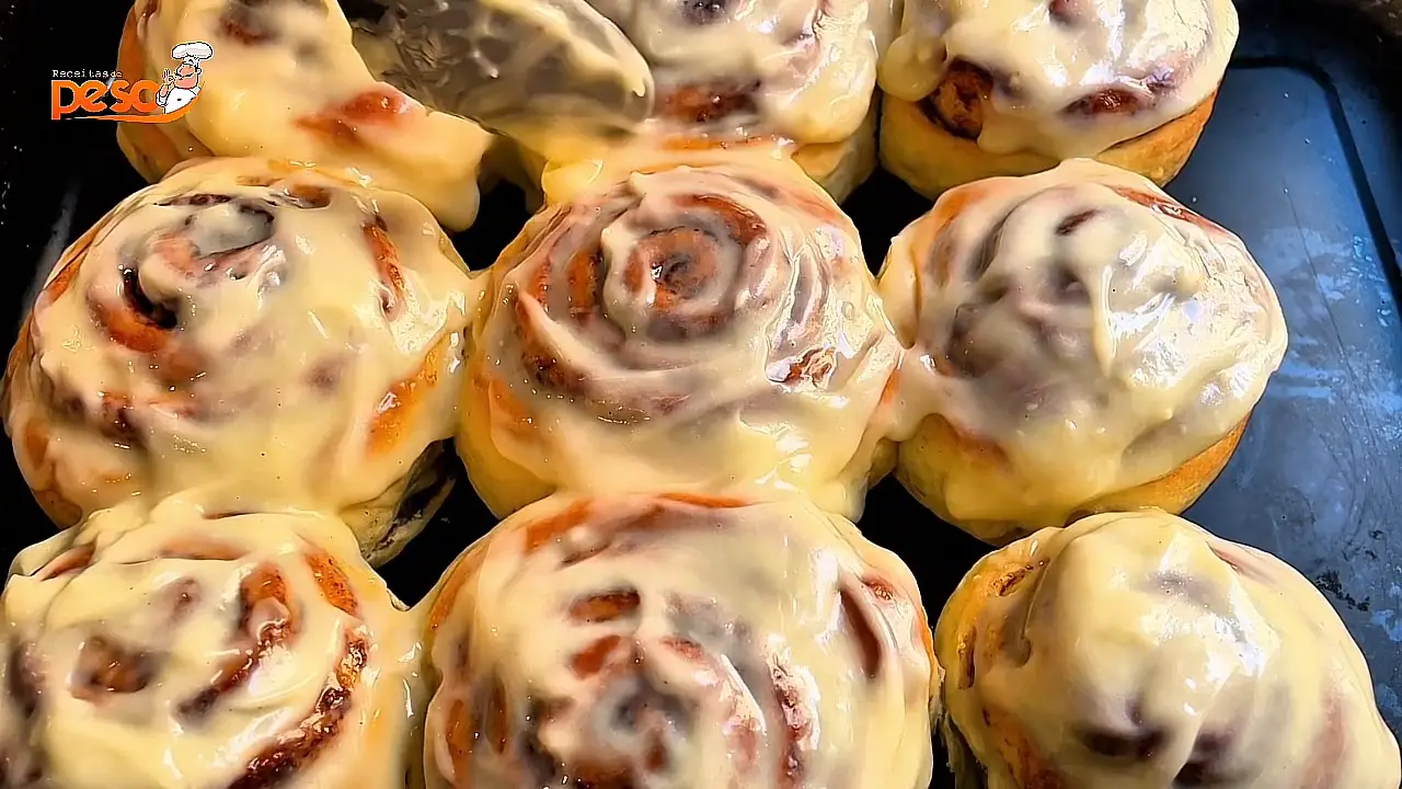 Cinnamon Roll fofinho com cobertura cremosa memória afetiva em cada mordida