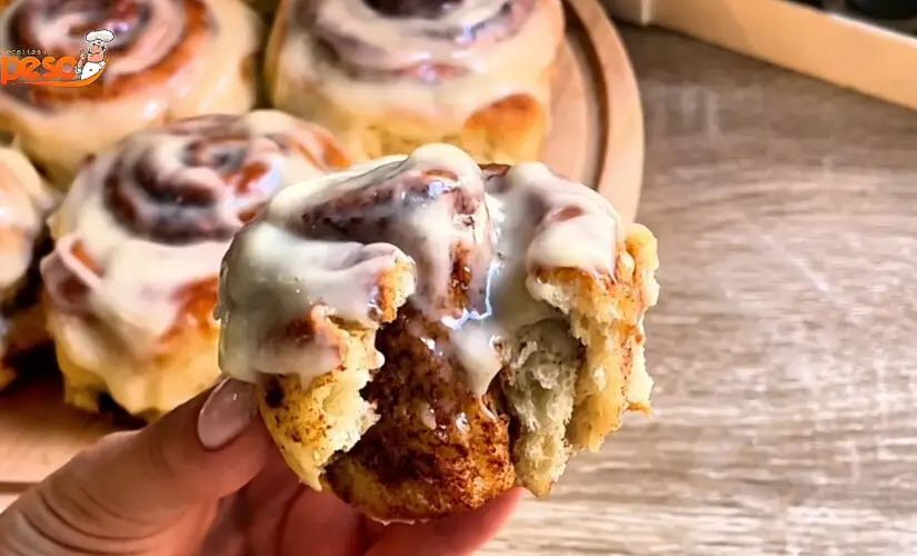 Cinnamon Roll fofinho com cobertura cremosa memória afetiva em cada mordida