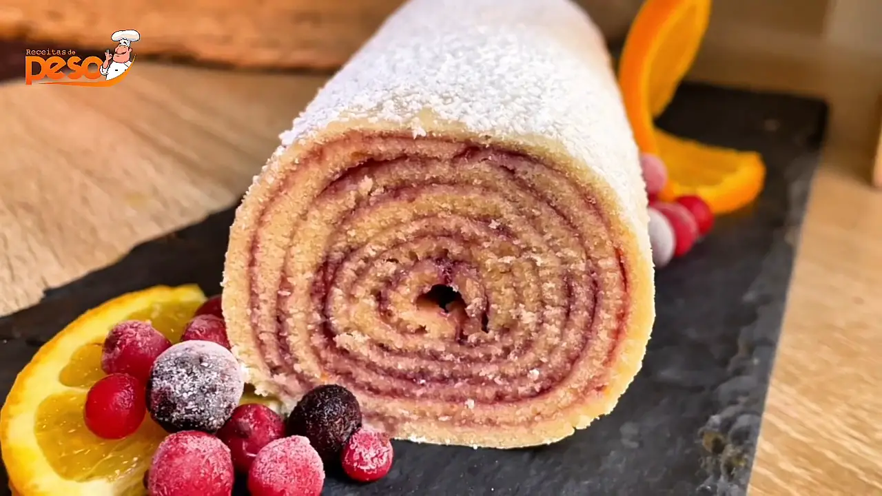 Bolo de Rolo com Geleia de Frutas Vermelhas e Laranja tradição, cor e sabor para surpreender