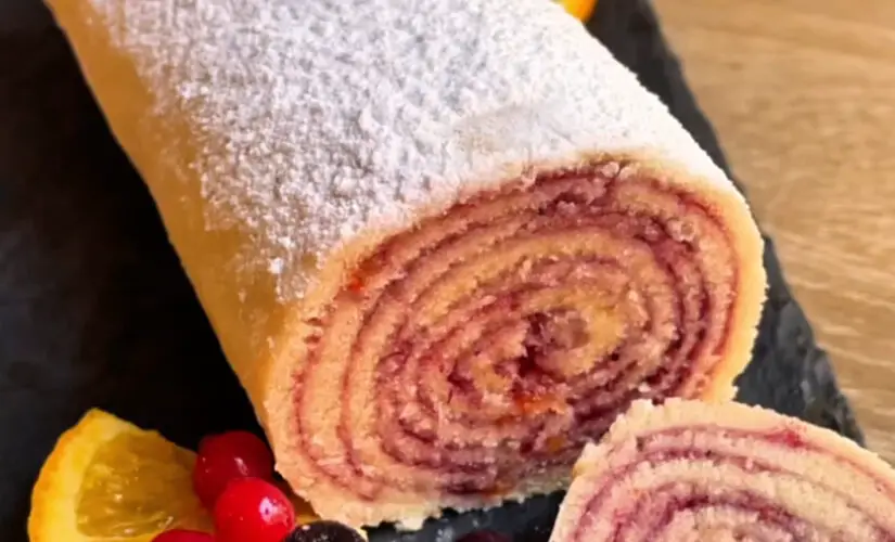 Bolo de Rolo com Geleia de Frutas Vermelhas e Laranja tradição, cor e sabor para surpreender