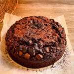 Bolo de Chocolate com Banana com textura de brownie aroma de infância e sabor intenso