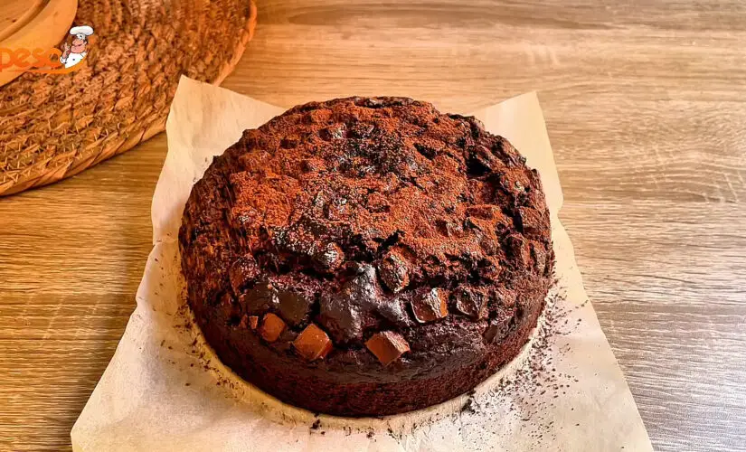 Bolo de Chocolate com Banana com textura de brownie aroma de infância e sabor intenso
