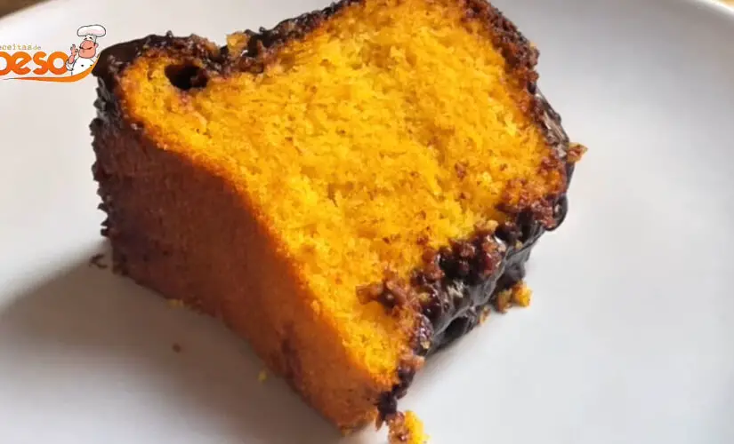 Bolo de Cenoura com Laranja sem Glúten fofinho, leve e com aquele aroma cítrico irresistível