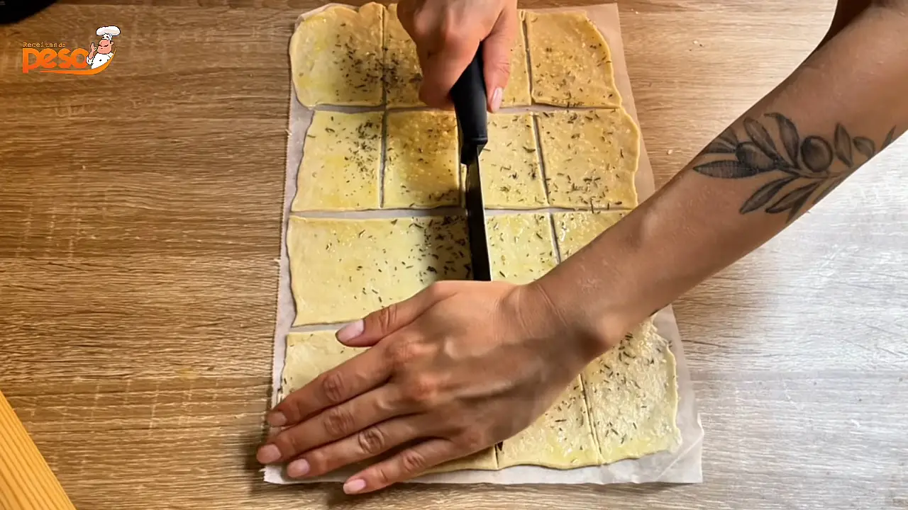 Biscoitinhos Crocantes com Patê de Cebola Caramelizada petisco artesanal para receber amigos ou caprichar no lanche
