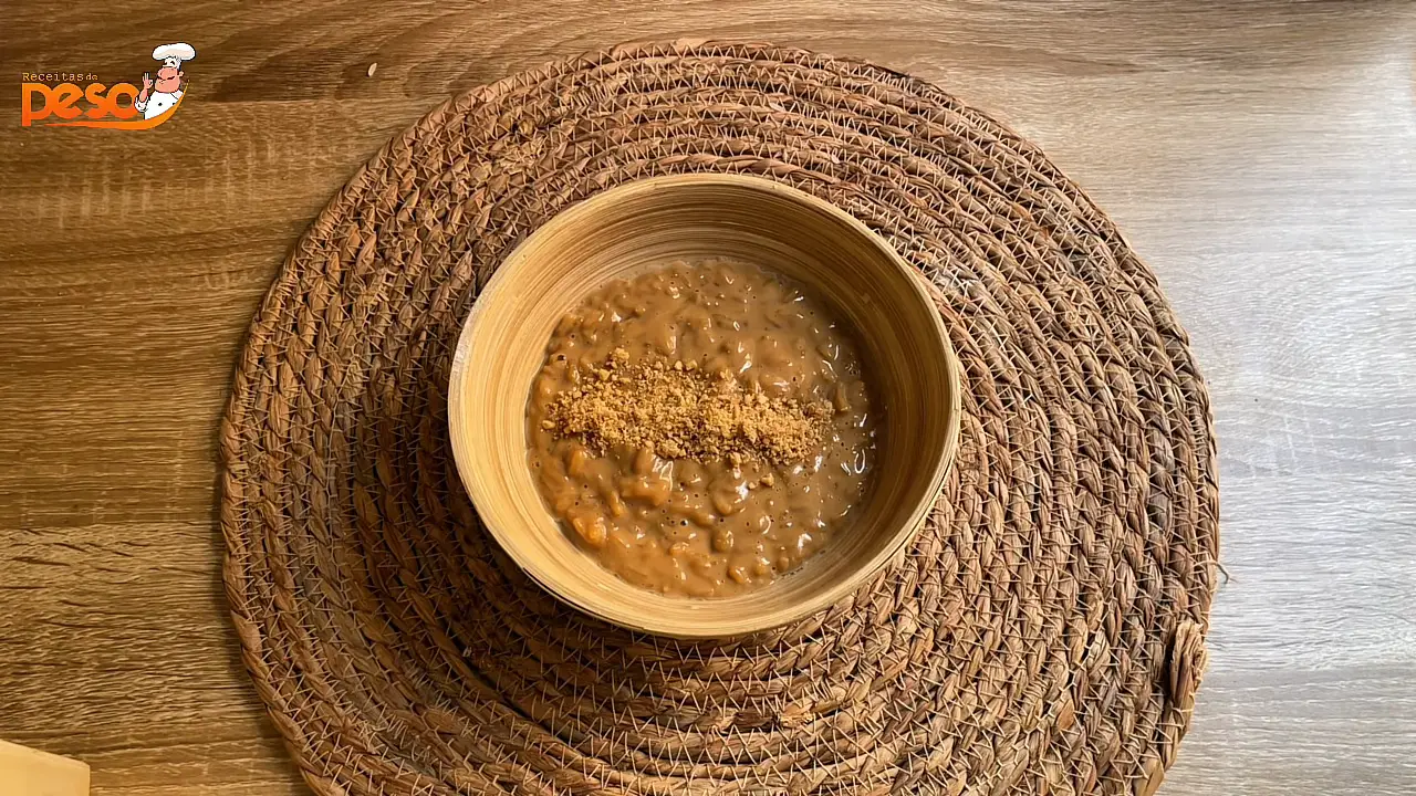 Arroz Doce Caramelizado com Farofinha de Amendoim Uma Receita Afetiva para Adoçar a Memória