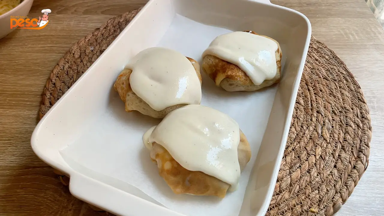 Lanche de Crepe Recheado com Carne Moída e Queijo Coberto com Molho Bechamel