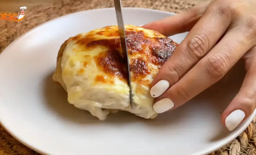 Lanche de Crepe Recheado com Carne Moída e Queijo Coberto com Molho Bechamel