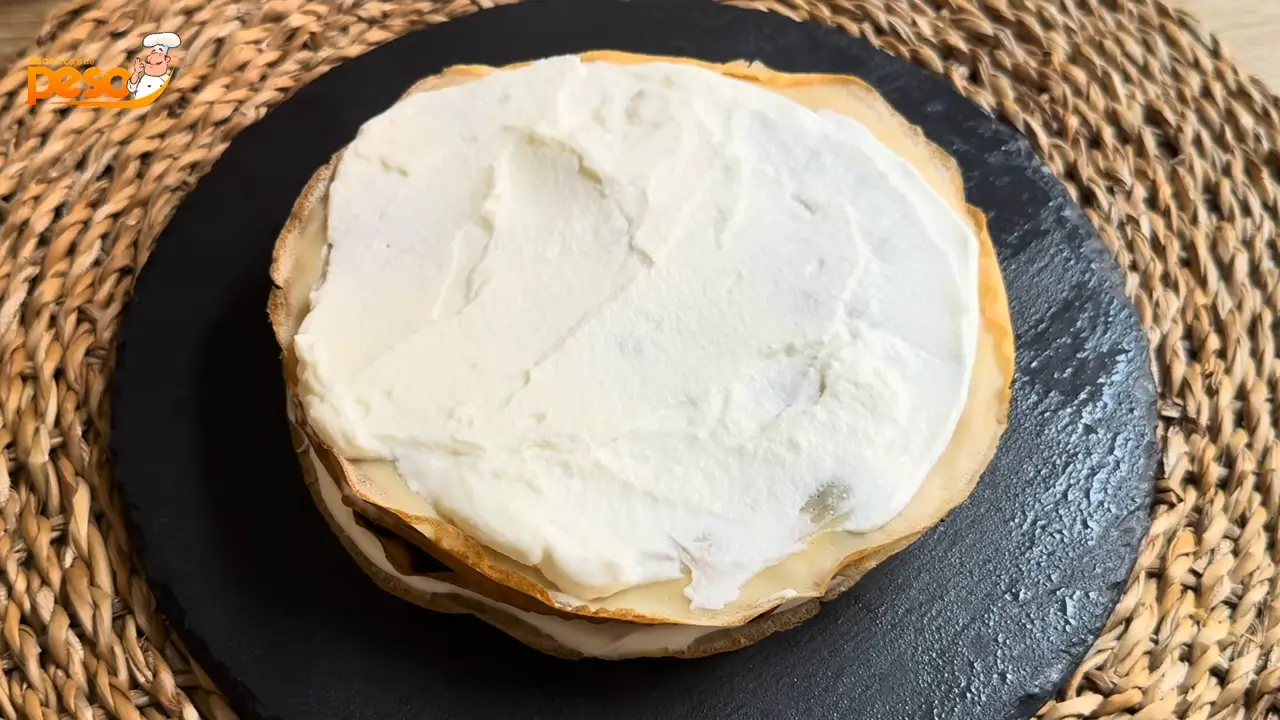 Bolo de Crepe em Camadas com Chantilly de Nata e Geleia Receita Delicada e Memorável para Celebrar
