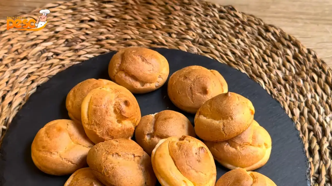 Profiteroles com Sorvete e Calda de Chocolate Receita Clássica e Sofisticada para Celebrar Memórias