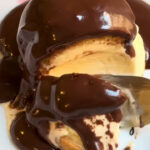 Profiteroles com Sorvete e Calda de Chocolate Receita Clássica e Sofisticada para Celebrar Memórias