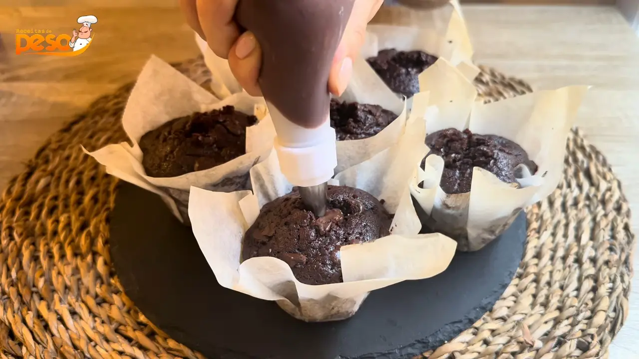 Muffin de Chocolate Recheado com Ganache Receita Fofinha e Úmida para Surpreender no Café da Tarde